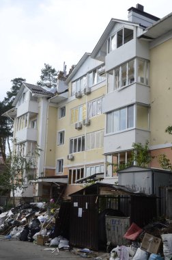 Ukrayna 'da savaş. Rus ordusunun saldırısından sonra Kyiv bölgesinde yıkılan binalar. Rus işgalinin Ukrayna 'daki sonuçları. Kyiv bölgesi, Ukrayna, Haziran 2022