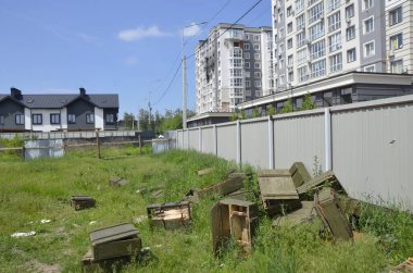 Ukrayna 'da savaş. Rus ordusunun saldırısından sonra Kyiv bölgesinde yıkılan binalar. Rus işgalinin Ukrayna 'daki sonuçları. Kyiv bölgesi, Ukrayna, Haziran 2022