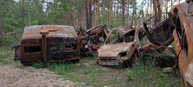 Ukrayna 'da savaş. Rus ordusu tarafından yakıldı, yok edildi ve sivillerin arabaları bombalandı. Rus işgalinin Ukrayna 'daki sonuçları. Irpin, Kyiv bölgesi, Mayıs 2022