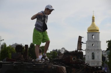 Kyiv, Ukrayna - Mayıs 2022: Ukrayna 'nın başkenti Kyiv' deki Mykhailivska Meydanı 'ndaki sergide Rus zırhlı araçları imha edildi