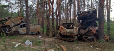 Ukrayna 'da savaş. Rus ordusu tarafından yakıldı, yok edildi ve sivillerin arabaları bombalandı. Rus işgalinin Ukrayna 'daki sonuçları. Irpin, Kyiv bölgesi, Mayıs 2022