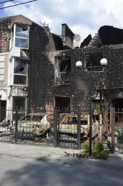 Ukrayna 'da savaş. Rus ordusunun saldırısından sonra Kyiv bölgesinde yıkılan binalar. Rus işgalinin Ukrayna 'daki sonuçları. Kyiv bölgesi, Ukrayna, Haziran 2022