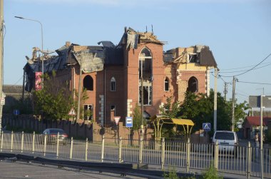 Ukrayna 'da savaş. Rus ordusunun saldırısından sonra Kyiv bölgesinde yıkılan binalar. Rus işgalinin Ukrayna 'daki sonuçları. Kyiv bölgesi, Ukrayna, Haziran 2022