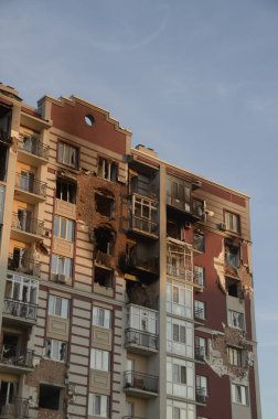 Ukrayna 'da savaş. Rus ordusunun saldırısından sonra Kyiv bölgesinde yıkılan binalar. Rus işgalinin Ukrayna 'daki sonuçları. Kyiv bölgesi, Ukrayna, Haziran 2022