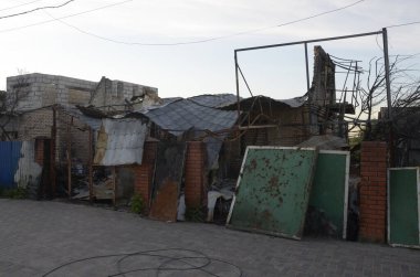 Ukrayna 'da savaş. Rus ordusunun saldırısından sonra Kyiv bölgesinde yıkılan binalar. Rus işgalinin Ukrayna 'daki sonuçları. Kyiv bölgesi, Ukrayna, Haziran 2022