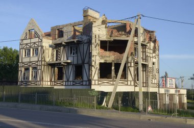 Ukrayna 'da savaş. Rus ordusunun saldırısından sonra Kyiv bölgesinde yıkılan binalar. Rus işgalinin Ukrayna 'daki sonuçları. Kyiv bölgesi, Ukrayna, Haziran 2022