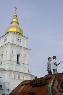 Kyiv, Ukrayna - Mayıs 2022: Ukrayna 'nın başkenti Kyiv' deki Mykhailivska Meydanı 'ndaki sergide Rus zırhlı araçları imha edildi