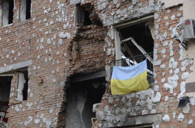Ukrayna 'da savaş. Rus ordusunun saldırısından sonra Kyiv bölgesinde yıkılan binalar. Rus işgalinin Ukrayna 'daki sonuçları. Kyiv bölgesi, Ukrayna, Haziran 2022