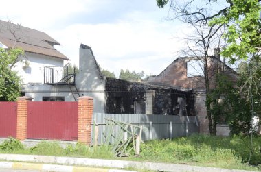 Ukrayna 'da savaş. Rus ordusunun saldırısından sonra Kyiv bölgesinde yıkılan binalar. Rus işgalinin Ukrayna 'daki sonuçları. Kyiv bölgesi, Ukrayna, Haziran 2022