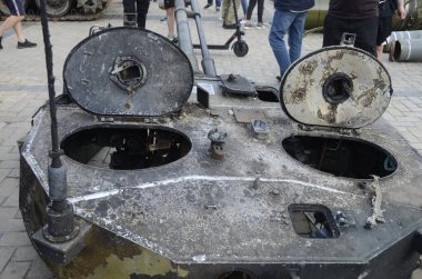 Kyiv, Ukrayna - Mayıs 2022: Ukrayna 'nın başkenti Kyiv' deki Mykhailivska Meydanı 'ndaki sergide Rus zırhlı araçları imha edildi