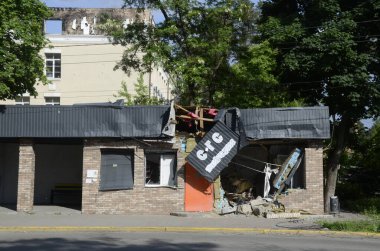 Ukrayna 'da savaş. Rus ordusunun saldırısından sonra Kyiv bölgesinde yıkılan binalar. Rus işgalinin Ukrayna 'daki sonuçları. Kyiv bölgesi, Ukrayna, Haziran 2022