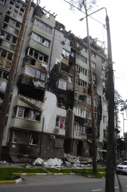Ukrayna 'da savaş. Rus ordusunun saldırısından sonra Kyiv bölgesinde yıkılan binalar. Rus işgalinin Ukrayna 'daki sonuçları. Kyiv bölgesi, Ukrayna, Haziran 2022