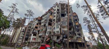 Ukrayna 'da savaş. Rus ordusunun saldırısından sonra Kyiv bölgesinde yıkılan binalar. Rus işgalinin Ukrayna 'daki sonuçları. Kyiv bölgesi, Ukrayna, Haziran 2022