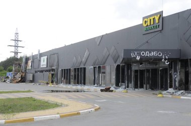 Ukrayna 'da savaş. Rus ordusunun saldırısından sonra Kyiv bölgesinde yıkılan binalar. Rus işgalinin Ukrayna 'daki sonuçları. Kyiv bölgesi, Ukrayna, Haziran 2022