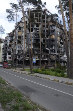 Ukrayna 'da savaş. Rus ordusunun saldırısından sonra Kyiv bölgesinde yıkılan binalar. Rus işgalinin Ukrayna 'daki sonuçları. Kyiv bölgesi, Ukrayna, Haziran 2022