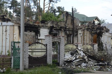 Ukrayna 'da savaş. Rus ordusunun saldırısından sonra Kyiv bölgesinde yıkılan binalar. Rus işgalinin Ukrayna 'daki sonuçları. Kyiv bölgesi, Ukrayna, Haziran 2022