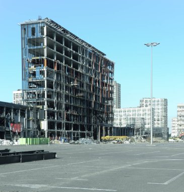 Ukrayna 'da savaş. Rus ordusunun saldırısından sonra Kyiv bölgesinde yıkılan binalar. Rus işgalinin Ukrayna 'daki sonuçları. Kyiv bölgesi, Ukrayna, Haziran 2022