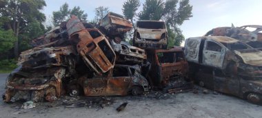 Ukrayna 'da savaş. Rus ordusu tarafından yakıldı, yok edildi ve sivillerin arabaları bombalandı. Rus işgalinin Ukrayna 'daki sonuçları. Irpin, Kyiv bölgesi, Mayıs 2022