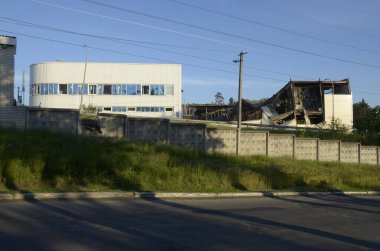 Ukrayna 'da savaş. Rus ordusunun saldırısından sonra Kyiv bölgesinde yıkılan binalar. Rus işgalinin Ukrayna 'daki sonuçları. Kyiv bölgesi, Ukrayna, Haziran 2022