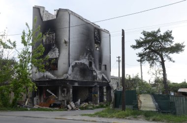 Ukrayna 'da savaş. Rus ordusunun saldırısından sonra Kyiv bölgesinde yıkılan binalar. Rus işgalinin Ukrayna 'daki sonuçları. Kyiv bölgesi, Ukrayna, Haziran 2022