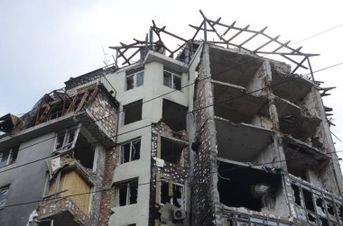 Ukrayna 'da savaş. Rus ordusunun saldırısından sonra Kyiv bölgesinde yıkılan binalar. Rus işgalinin Ukrayna 'daki sonuçları. Kyiv bölgesi, Ukrayna, Haziran 2022