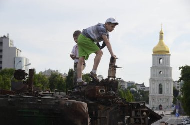 Kyiv, Ukrayna - Mayıs 2022: Ukrayna 'nın başkenti Kyiv' deki Mykhailivska Meydanı 'ndaki sergide Rus zırhlı araçları imha edildi