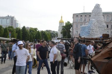 Kyiv, Ukrayna - Mayıs 2022: Ukrayna 'nın başkenti Kyiv' deki Mykhailivska Meydanı 'ndaki sergide Rus zırhlı araçları imha edildi