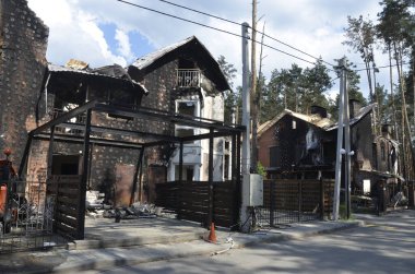 Ukrayna 'da savaş. Rus ordusunun saldırısından sonra Kyiv bölgesinde yıkılan binalar. Rus işgalinin Ukrayna 'daki sonuçları. Kyiv bölgesi, Ukrayna, Haziran 2022