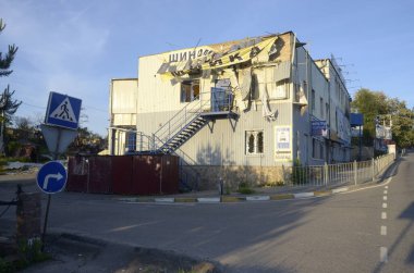 Ukrayna 'da savaş. Rus ordusunun saldırısından sonra Kyiv bölgesinde yıkılan binalar. Rus işgalinin Ukrayna 'daki sonuçları. Kyiv bölgesi, Ukrayna, Haziran 2022