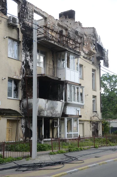 Ukrayna 'da savaş. Rus ordusunun saldırısından sonra Kyiv bölgesinde yıkılan binalar. Rus işgalinin Ukrayna 'daki sonuçları. Kyiv bölgesi, Ukrayna, Haziran 2022