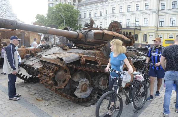 乌克兰基辅 2022年5月 在乌克兰基辅Mykhailivska广场的展览上 俄罗斯装甲车被毁 — 图库照片