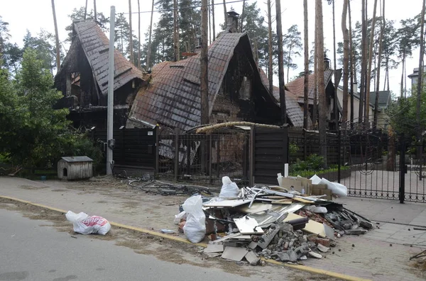 Ukrayna 'da savaş. Rus ordusunun saldırısından sonra Kyiv bölgesinde yıkılan binalar. Rus işgalinin Ukrayna 'daki sonuçları. Kyiv bölgesi, Ukrayna, Haziran 2022