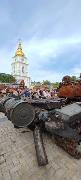 Kyiv, Ukrayna - Mayıs 2022: Ukrayna 'nın başkenti Kyiv' deki Mykhailivska Meydanı 'ndaki sergide Rus zırhlı araçları imha edildi