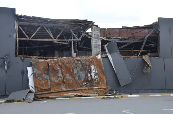 Ukrayna 'da savaş. Rus ordusunun saldırısından sonra Kyiv bölgesinde yıkılan binalar. Rus işgalinin Ukrayna 'daki sonuçları. Kyiv bölgesi, Ukrayna, Haziran 2022