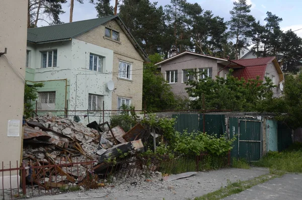 Ukrayna 'da savaş. Rus ordusunun saldırısından sonra Kyiv bölgesinde yıkılan binalar. Rus işgalinin Ukrayna 'daki sonuçları. Kyiv bölgesi, Ukrayna, Haziran 2022