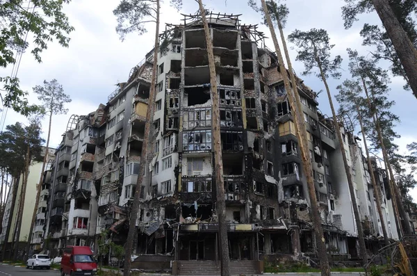 Ukrayna 'da savaş. Rus ordusunun saldırısından sonra Kyiv bölgesinde yıkılan binalar. Rus işgalinin Ukrayna 'daki sonuçları. Kyiv bölgesi, Ukrayna, Haziran 2022
