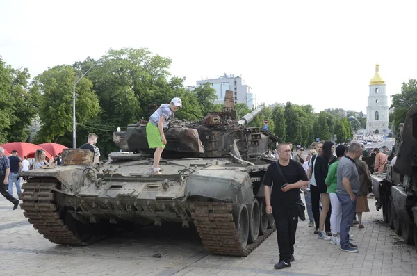 Kyiv, Ukrayna - Mayıs 2022: Ukrayna 'nın başkenti Kyiv' deki Mykhailivska Meydanı 'ndaki sergide Rus zırhlı araçları imha edildi