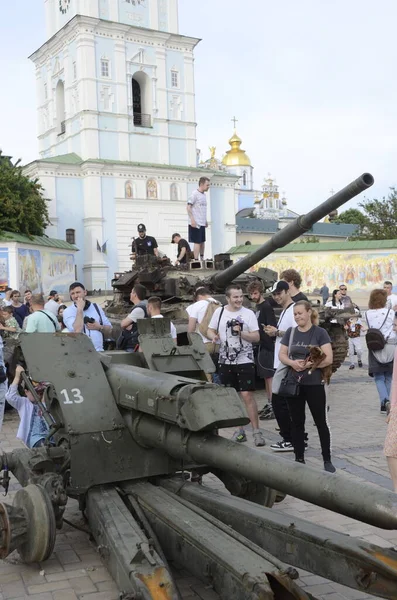 Kyiv, Ukrayna - Mayıs 2022: Ukrayna 'nın başkenti Kyiv' deki Mykhailivska Meydanı 'ndaki sergide Rus zırhlı araçları imha edildi