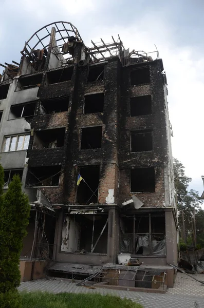 Ukrayna 'da savaş. Rus ordusunun saldırısından sonra Kyiv bölgesinde yıkılan binalar. Rus işgalinin Ukrayna 'daki sonuçları. Kyiv bölgesi, Ukrayna, Haziran 2022