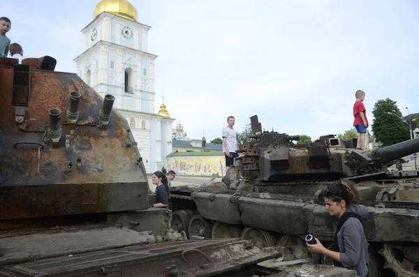 ウクライナのキエフ 2022年5月 ウクライナのキエフにあるMykhalilivska広場での展示会でロシアの装甲車を破壊 — ストック写真