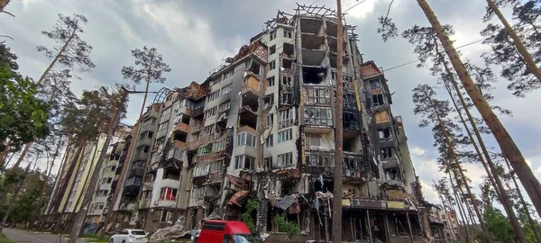 Ukrayna 'da savaş. Rus ordusunun saldırısından sonra Kyiv bölgesinde yıkılan binalar. Rus işgalinin Ukrayna 'daki sonuçları. Kyiv bölgesi, Ukrayna, Haziran 2022