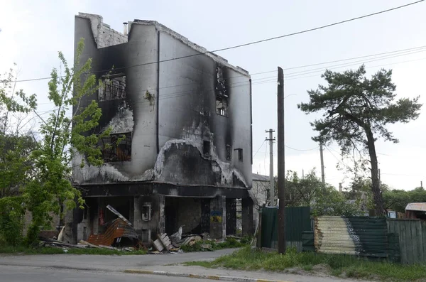 Ukrayna 'da savaş. Rus ordusunun saldırısından sonra Kyiv bölgesinde yıkılan binalar. Rus işgalinin Ukrayna 'daki sonuçları. Kyiv bölgesi, Ukrayna, Haziran 2022