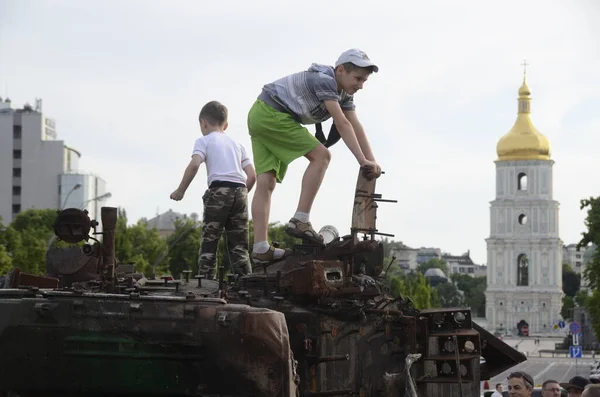 Kyiv, Ukrayna - Mayıs 2022: Ukrayna 'nın başkenti Kyiv' deki Mykhailivska Meydanı 'ndaki sergide Rus zırhlı araçları imha edildi