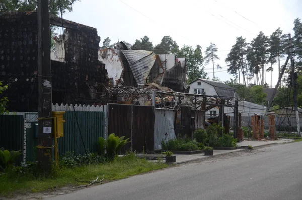 Ukrayna 'da savaş. Rus ordusunun saldırısından sonra Kyiv bölgesinde yıkılan binalar. Rus işgalinin Ukrayna 'daki sonuçları. Kyiv bölgesi, Ukrayna, Haziran 2022