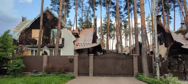 Ukrayna 'da savaş. Rus ordusunun saldırısından sonra Kyiv bölgesinde yıkılan binalar. Rus işgalinin Ukrayna 'daki sonuçları. Kyiv bölgesi, Ukrayna, Haziran 2022