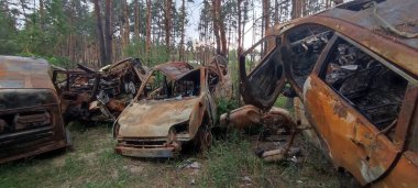 Ukrayna 'da savaş. Rus ordusu tarafından yakıldı, yok edildi ve sivillerin arabaları bombalandı. Rus işgalinin Ukrayna 'daki sonuçları. Irpin, Kyiv bölgesi, Mayıs 2022