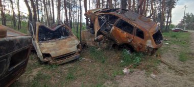 Ukrayna 'da savaş. Rus ordusu tarafından yakıldı, yok edildi ve sivillerin arabaları bombalandı. Rus işgalinin Ukrayna 'daki sonuçları. Irpin, Kyiv bölgesi, Mayıs 2022