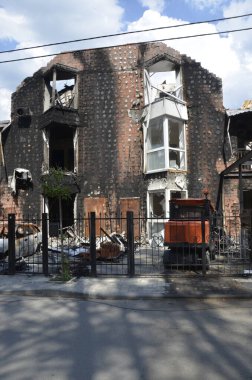 Ukrayna 'da savaş. Rus ordusunun saldırısından sonra Kyiv bölgesinde yıkılan binalar. Rus işgalinin Ukrayna 'daki sonuçları. Kyiv bölgesi, Ukrayna, Haziran 2022