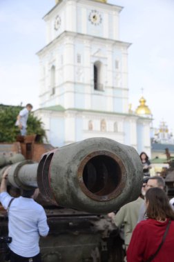 Kyiv, Ukrayna - Mayıs 2022: Ukrayna 'nın başkenti Kyiv' deki Mykhailivska Meydanı 'ndaki sergide Rus zırhlı araçları imha edildi