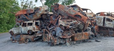 Ukrayna 'da savaş. Rus ordusu tarafından yakıldı, yok edildi ve sivillerin arabaları bombalandı. Rus işgalinin Ukrayna 'daki sonuçları. Irpin, Kyiv bölgesi, Mayıs 2022